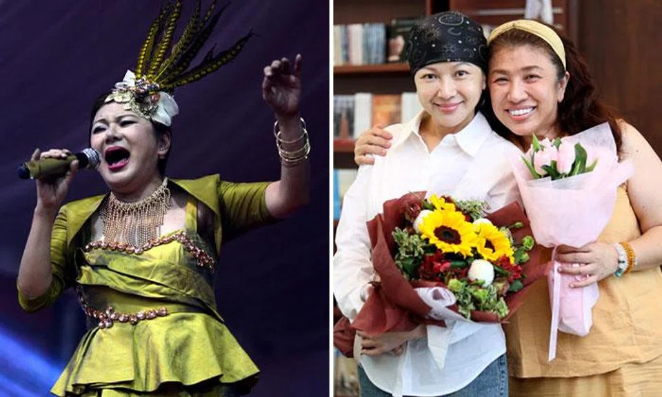 Singaporean getai personalities and sisters Angie Lau (left) and Liu Lingling in 2023. Lau died of cancer on Feb 9. PHOTOS: TNP, LIANHE ZAOBAO