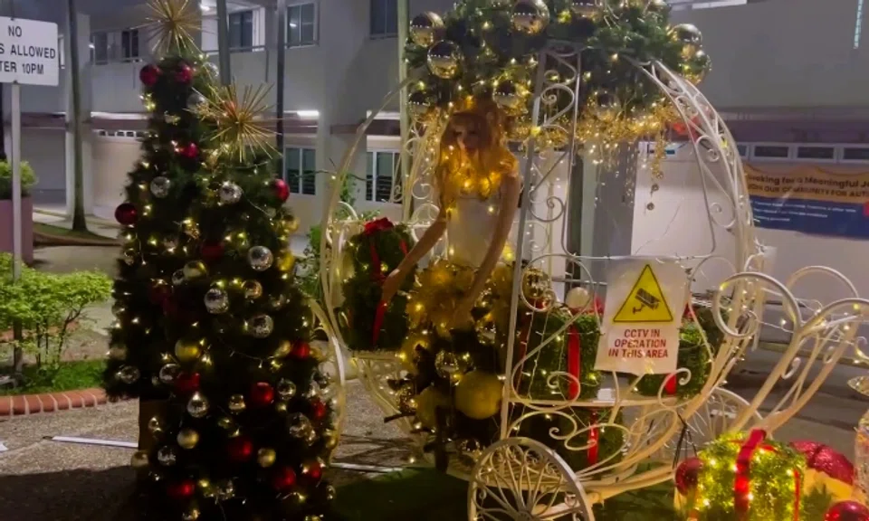 One display is of a reindeer pulling a fairy-tale carriage with a female mannequin next to a couple of Christmas trees and presents. 