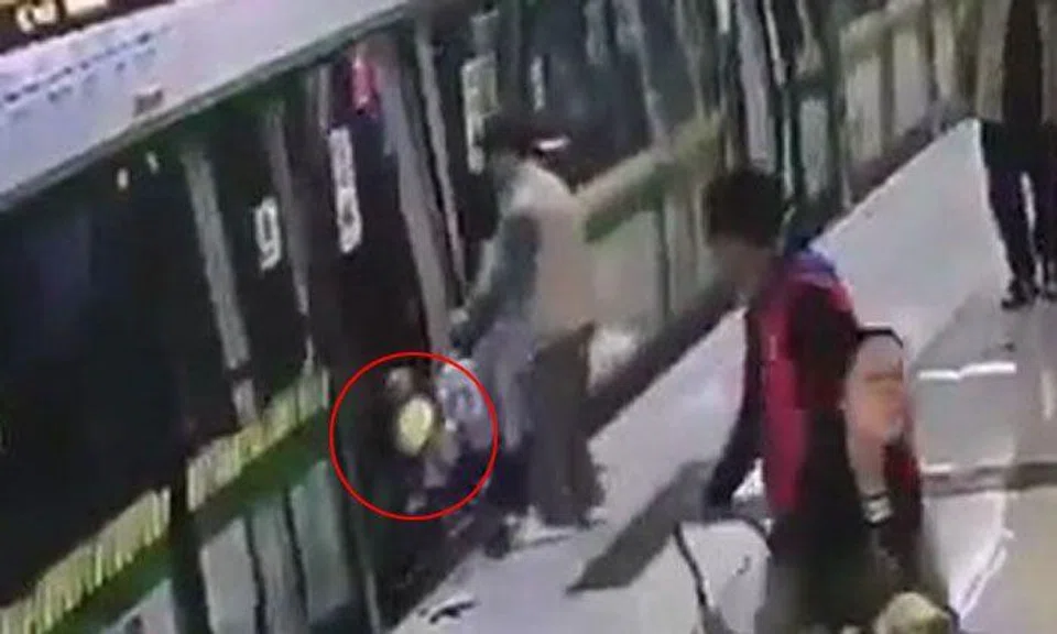 Best dad ever? Man uses pram with toddler to hold train doors open in China