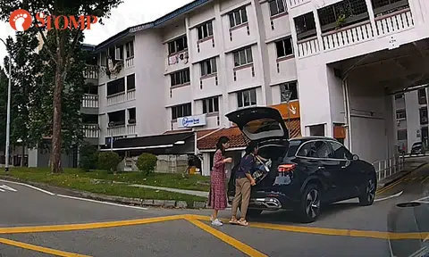 Merc driver blocks Woodlands carpark entrance to load items: 'Have some sense'