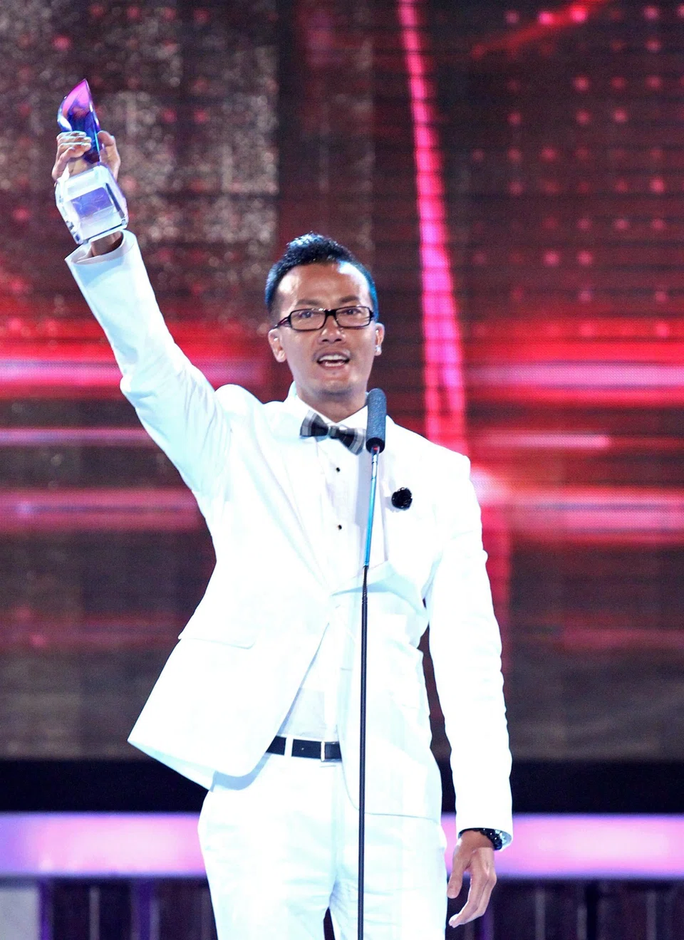 Chen winning Best Actor in 2010 for the drama Daddy At Home.