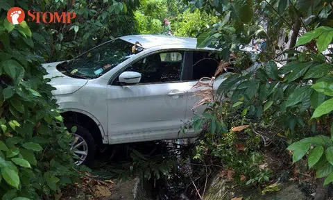 Car goes over drain in accident at carpark along Siglap Road