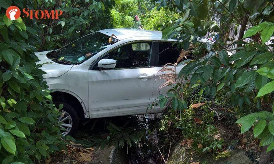 Car goes over drain in accident at carpark along Siglap Road