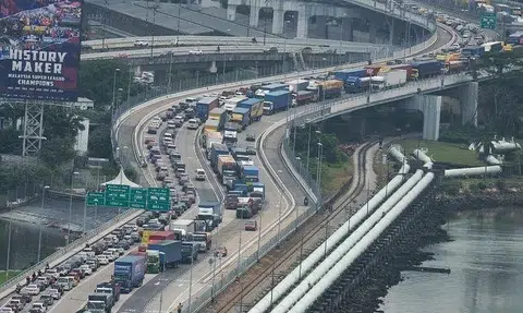 Heavy traffic expected at land checkpoints this weekend