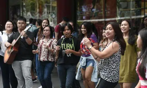 Maids in Christmas flash mob gives shoppers a surprise at Orchard Road