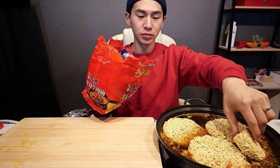 Food vlogger gives honest opinion on China's most popular instant noodles