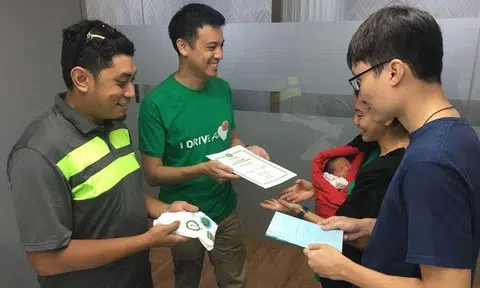 From left to right: Grab driver Mohammad Fazli Bin Omar, Head of GrabCar Singapore Andrew Chan, Cindy Lim holding baby Elora-Fae Chow and Reuben Chow. Photo: Grab Singapore