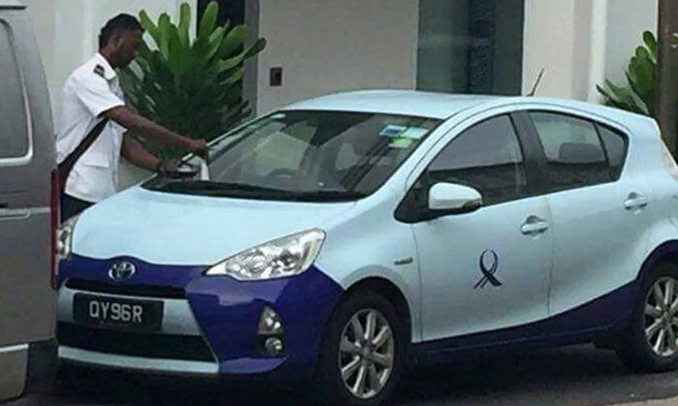 This guy deserves a medal for doing his job -- even LTA vehicle also 'bo pang chance'