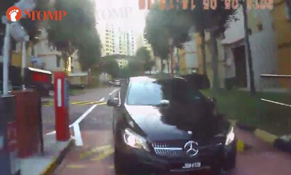 Mercedes driver tailgates Stomper at Jurong West to avoid paying carpark fee