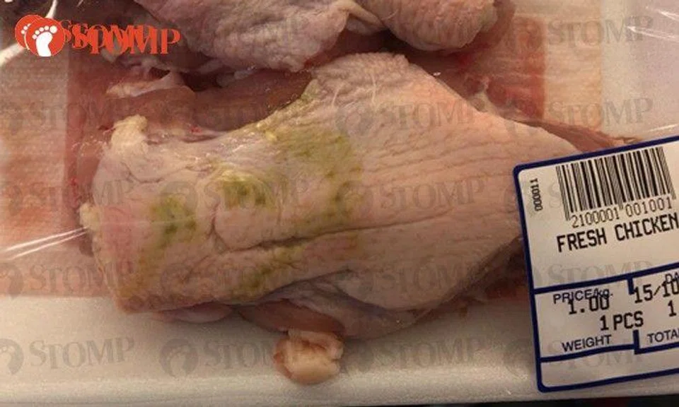 Green substance on chicken sold at Yishun supermarket is from broken gallbladder, not mould