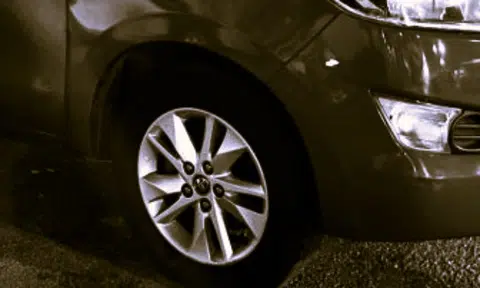 Cabby leaves taxi unlocked with engine running in hotel driveway, returns 5 min later and it's gone