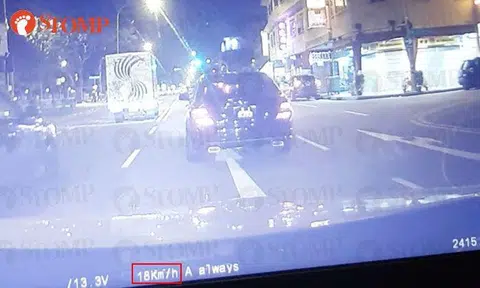 Mercedes driver going at 20kmh gets upset after cabby honks at him