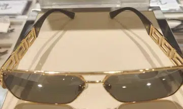 man steals sunglasses from changi airport store