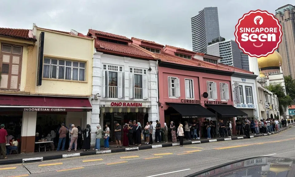 Long queue outside Warong Nasi Pariaman