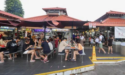 Repeat offender exposed himself, peed at Chomp Chomp Food Centre while under remission order