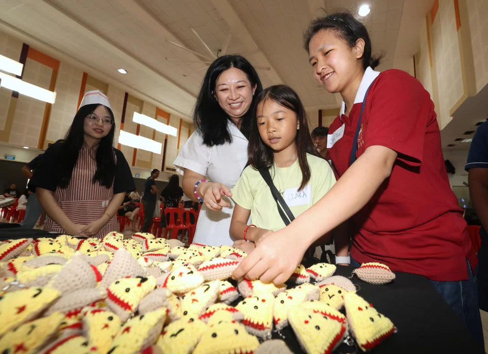 Pasir-Ris Punggol GRC MP Yeo Wan Ling (second from left) giving out crocheted "positivity pizza" keychains on March 23.