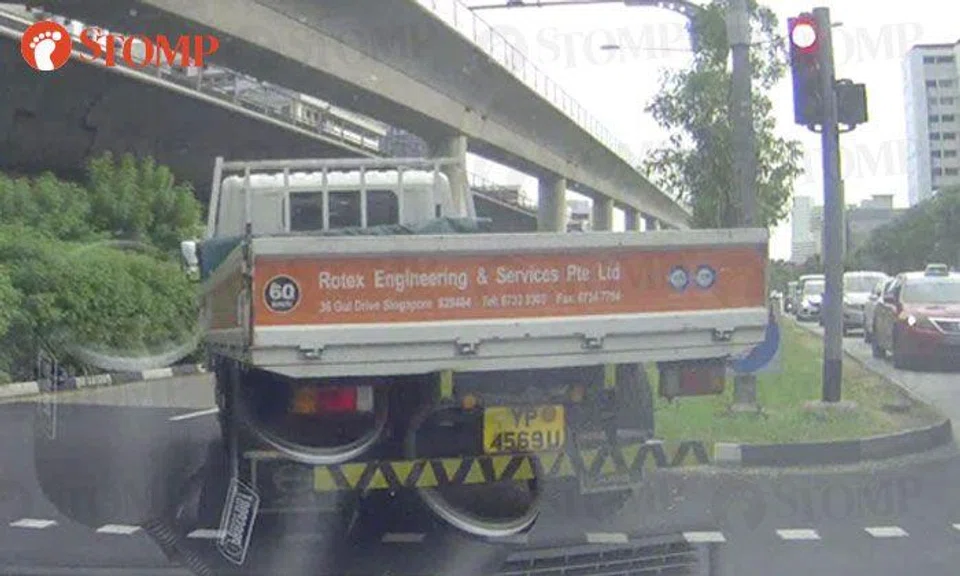 Impatient lorry driver of YP4569U overtakes Stomper while making right turn at Jurong East