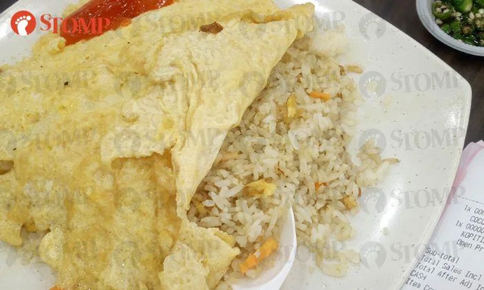 Johor stall tells S'porean that this RM8.50 dish is "nasi goreng pattaya in Malaysia"
