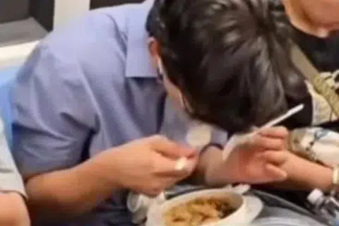 Man filmed eating full meal on MRT