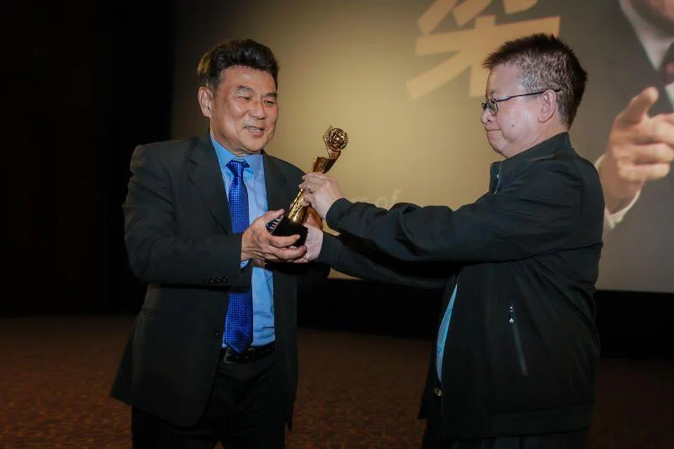 Jack Neo receiving his Lifetime Achievement Award..