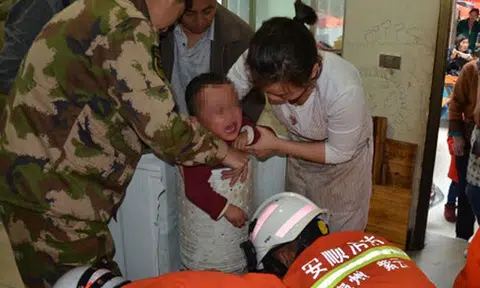 Firefighters to the rescue after poor boy in China gets stuck in washing machine