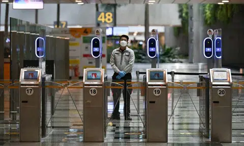 Man, 55, arrested after buying air ticket to get boarding pass -- so that he could send off GF