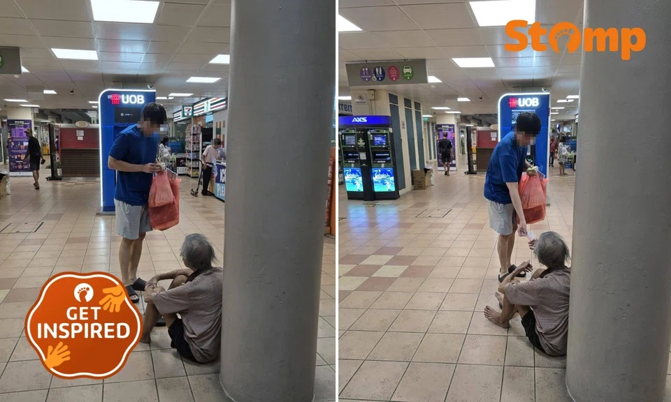 Man gives uncle sitting on Woodlands mall floor money