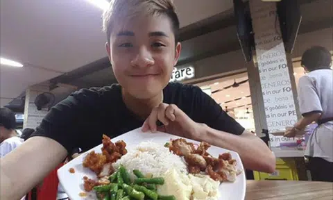 Singaporean YouTuber makes video on how to order economy rice like a pro