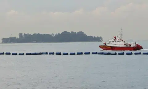 Missing kayaker may have capsized in area called 'washing machine' where water churns you around