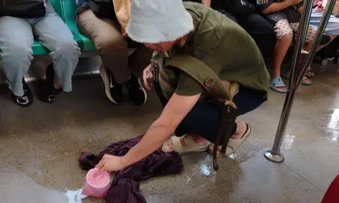 Young man praised for using own T-shirt to clean tea spill on MRT train