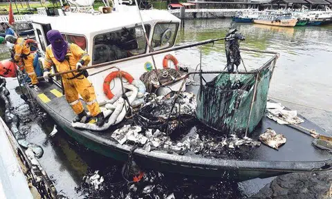 Part of Changi Beach closed off for clean-up operation after Johor oil spill hits S'pore