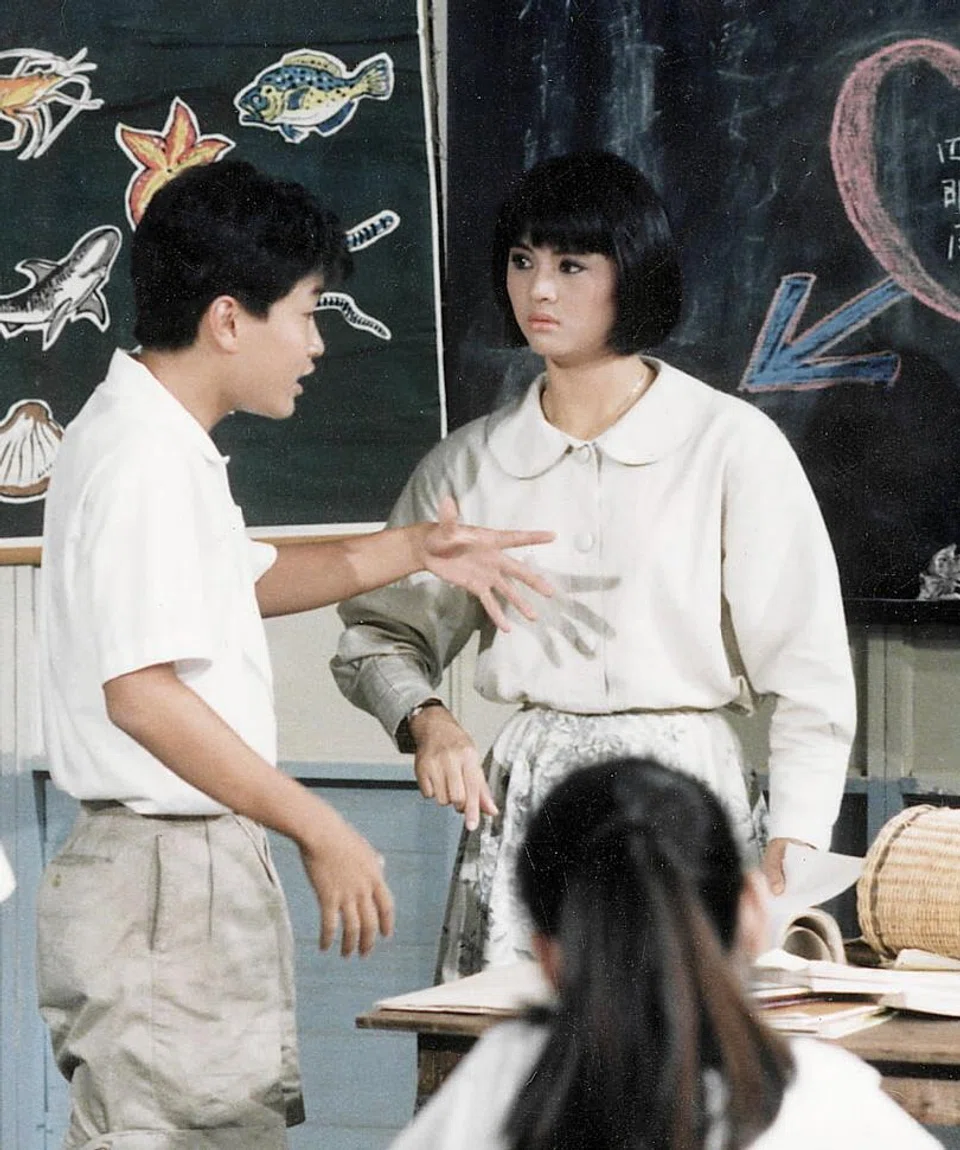 Chen Liping (right) played a teacher in the drama Good Morning, Sir! (1989). She said that the character's signature catchphrase 