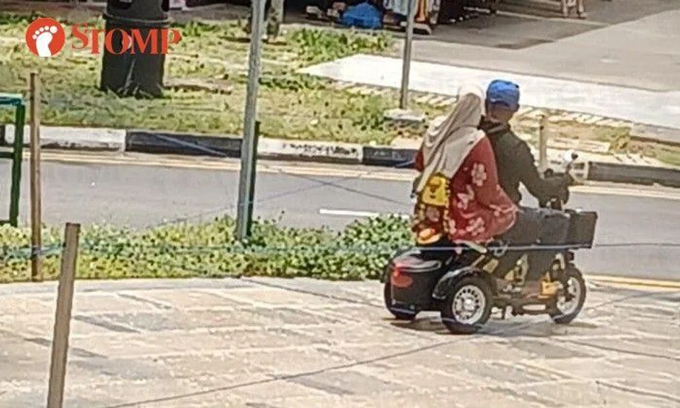 Stomper L, who was on a passing double-decker bus, took photos of the man and woman riding together at the junction of Geyland Road and Joo Chiat Road.