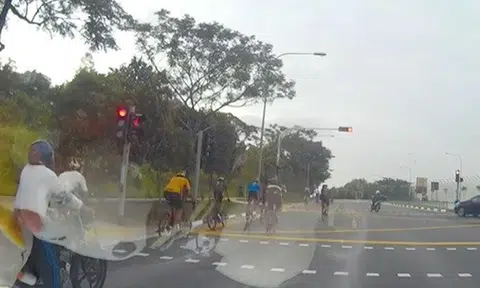 Group of cyclists show no regard for red light -- and traffic rules