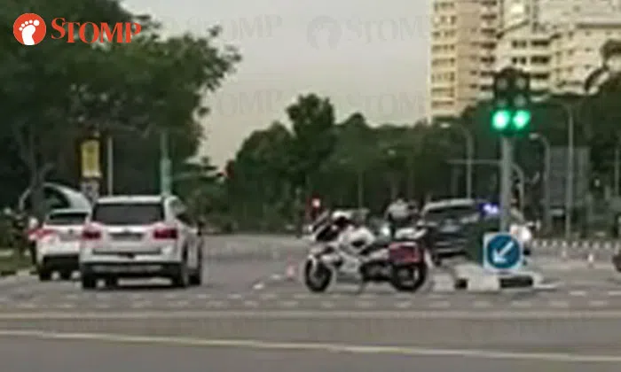 Car crashes into central divider railing along Pasir Ris Drive 12 | STOMP