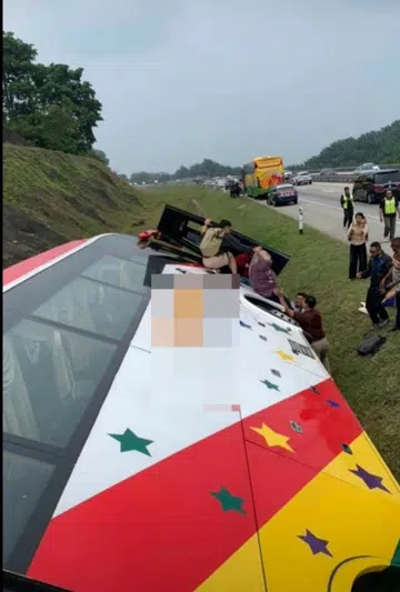 bus accident, Johor, human ladder