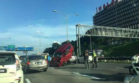 Another bus accident? Bus rams into 5 cars on Malaysia's Federal Highway