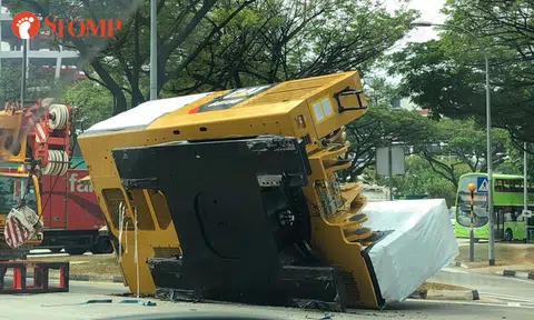 Crawler machine topples off of prime mover at Jurong Port Road, causes traffic jam