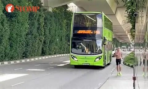 Shirtless man still jogs dangerously along Pasir Panjang Road, this time blocking a bus