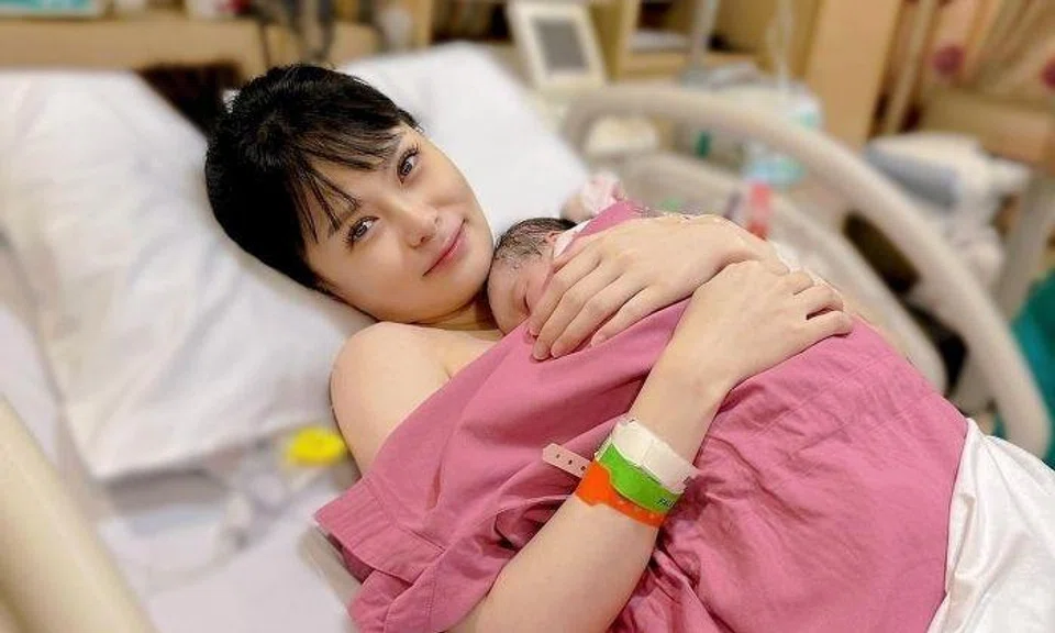 In an Instagram post on Friday, Jayley Woo shared a photo of herself cuddling her newborn baby in her hospital bed. The girl is named Jan and is her first child.