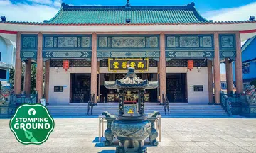 Temple etiquette and respectful behaviour