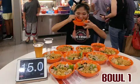 Woman wolfs down 11 bowls of bak chor mee in 7 minutes like it's no big deal