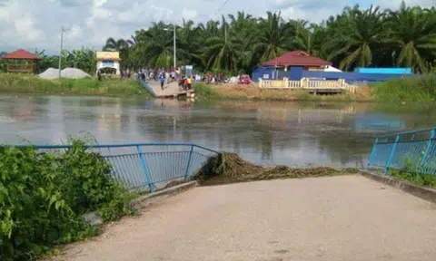 31-year-old Love Bridge in Johor falls down due to heavy downpour