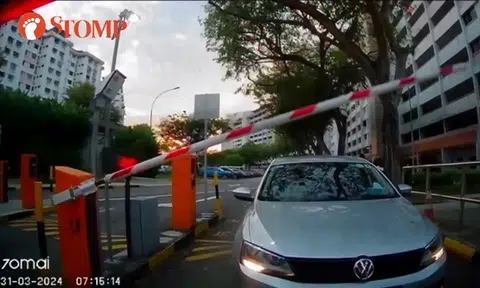 Car tailgates another vehicle out of Clementi carpark to avoid parking charges, nearly gets hit by barrier