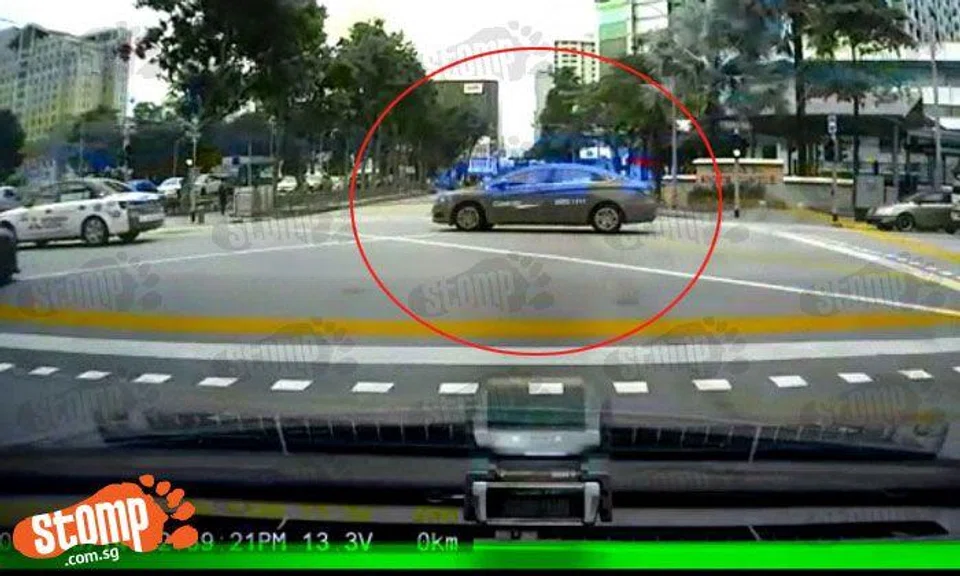 Watch this Comfort taxi driver recklessly beat a red light