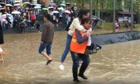 Netizens irked by Chinese college students getting piggybacked across ankle deep waters