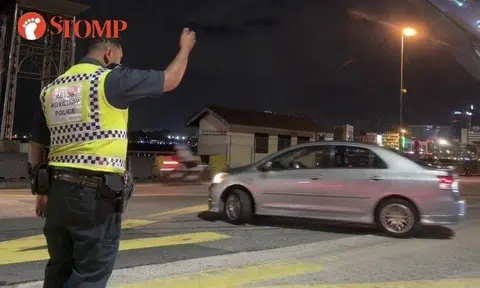 Stomper James shared a video of two Aetos auxiliary police officers in bright yellow vests standing on the road and making at least three vehicles turn back.