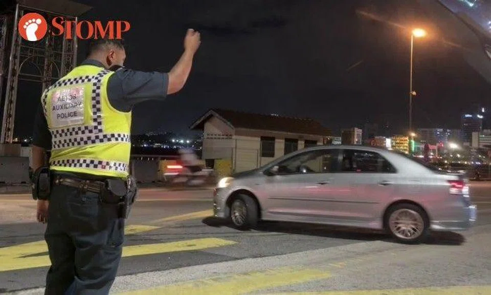 Stomper James shared a video of two Aetos auxiliary police officers in bright yellow vests standing on the road and making at least three vehicles turn back.