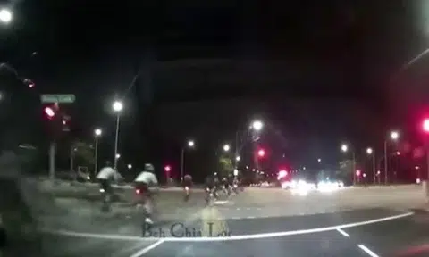 Group of cyclists beat red light together at Pasir Ris