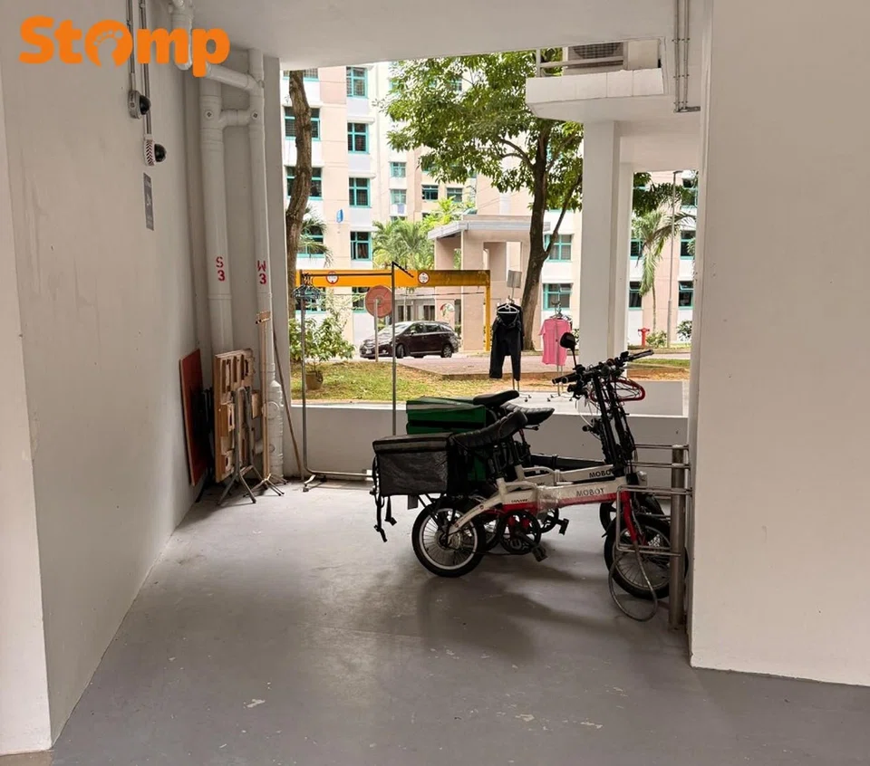 The town council shared a photo of the area with only the two tables and two e-bikes remaining.